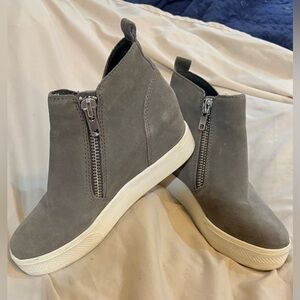 Steve Madden Wedgie Gray Suede Platform boots with hidden heel Comfort Ankle 7